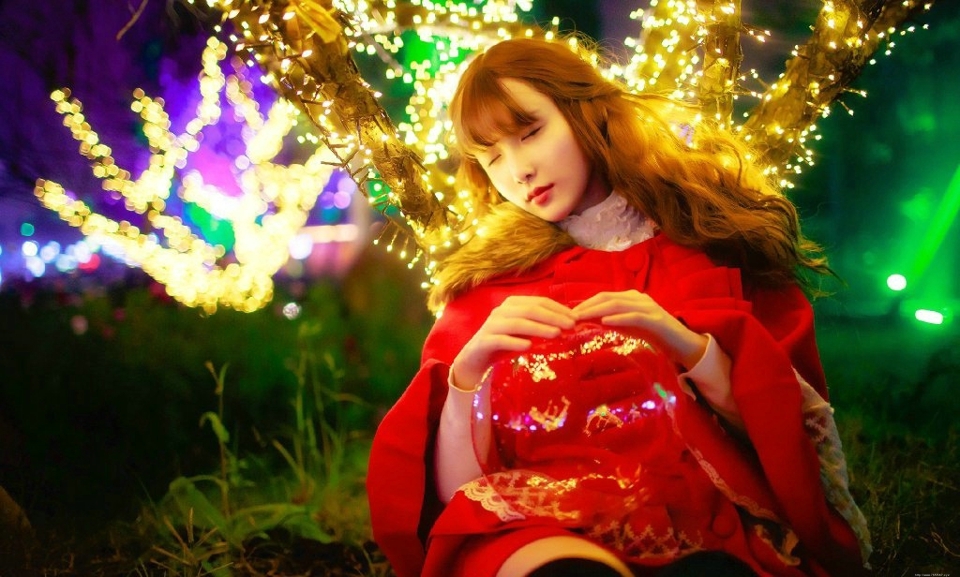 夜晚灯光中的红衣少女靓丽迷人