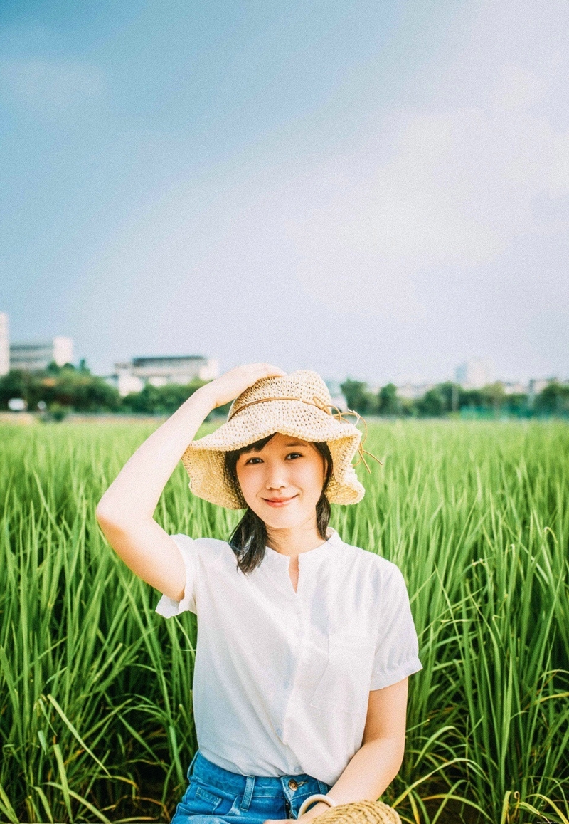明媚田野中的草帽少女素颜迷人