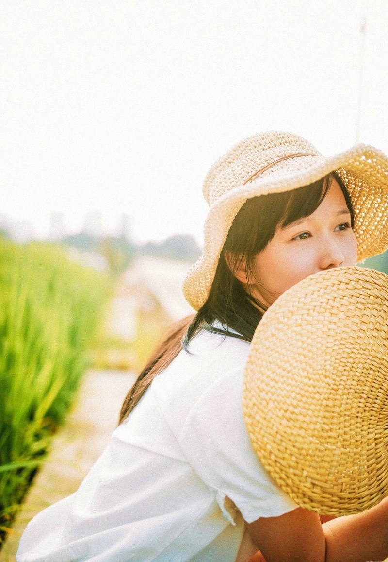 明媚田野中的草帽少女素颜迷人