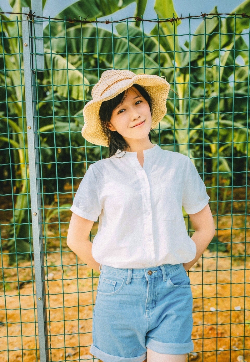 明媚田野中的草帽少女素颜迷人