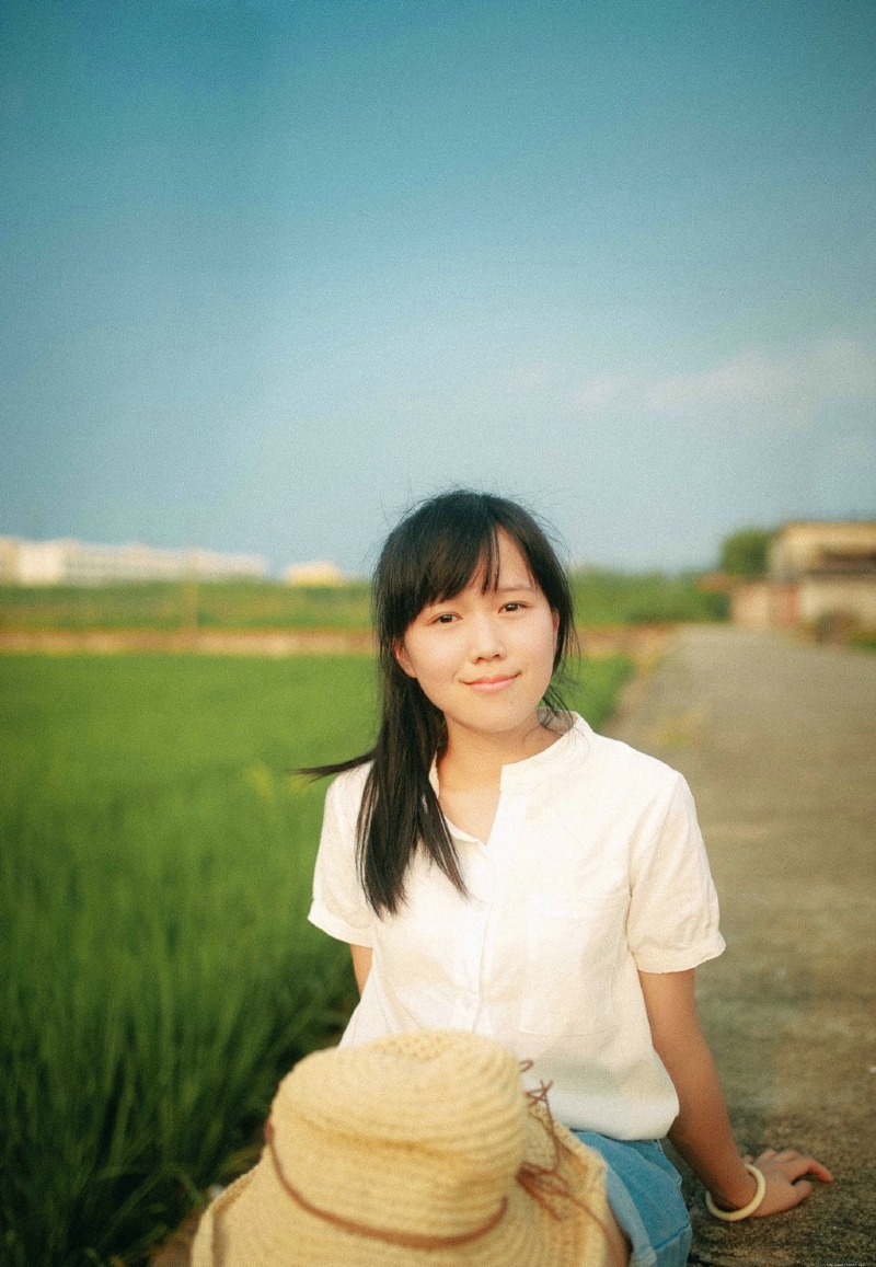 明媚田野中的草帽少女素颜迷人