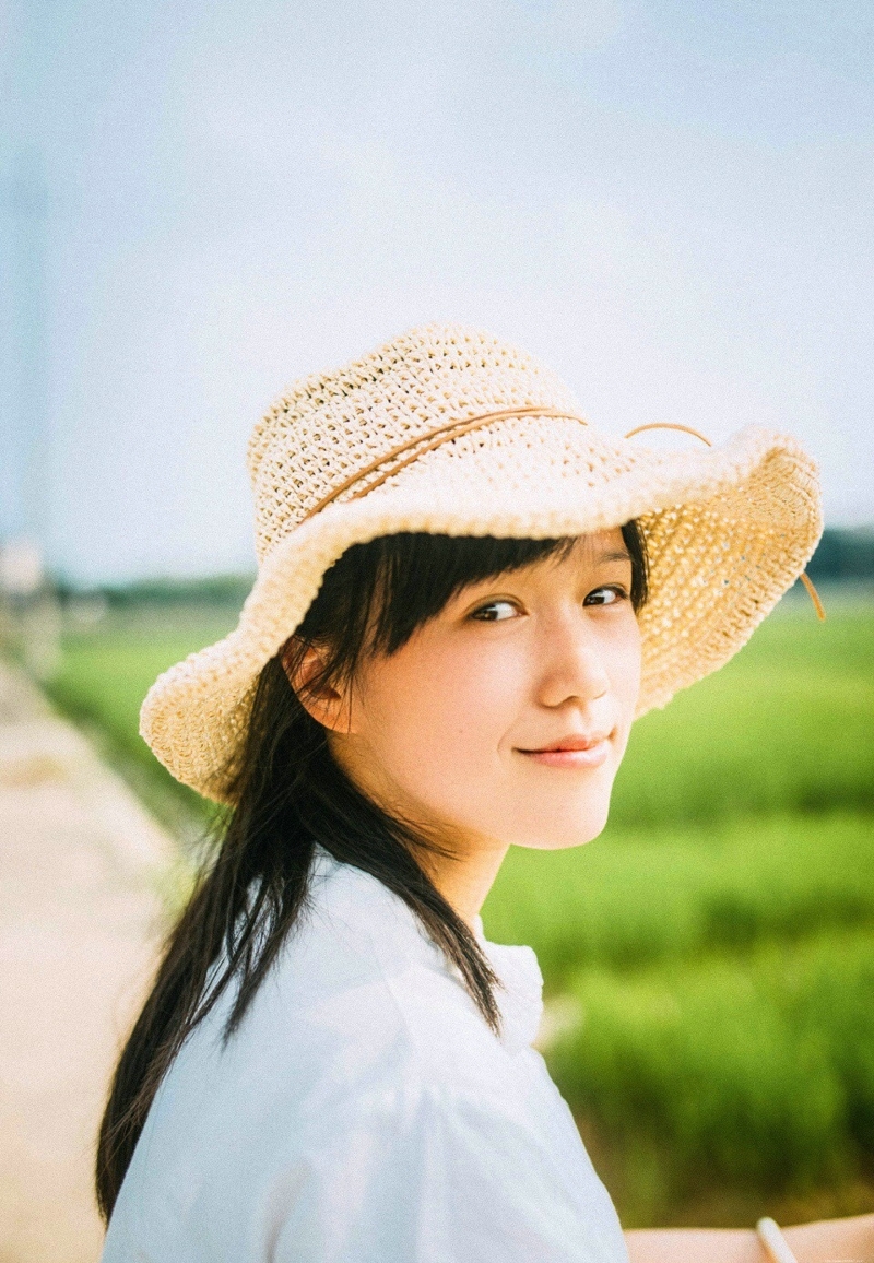 明媚田野中的草帽少女素颜迷人