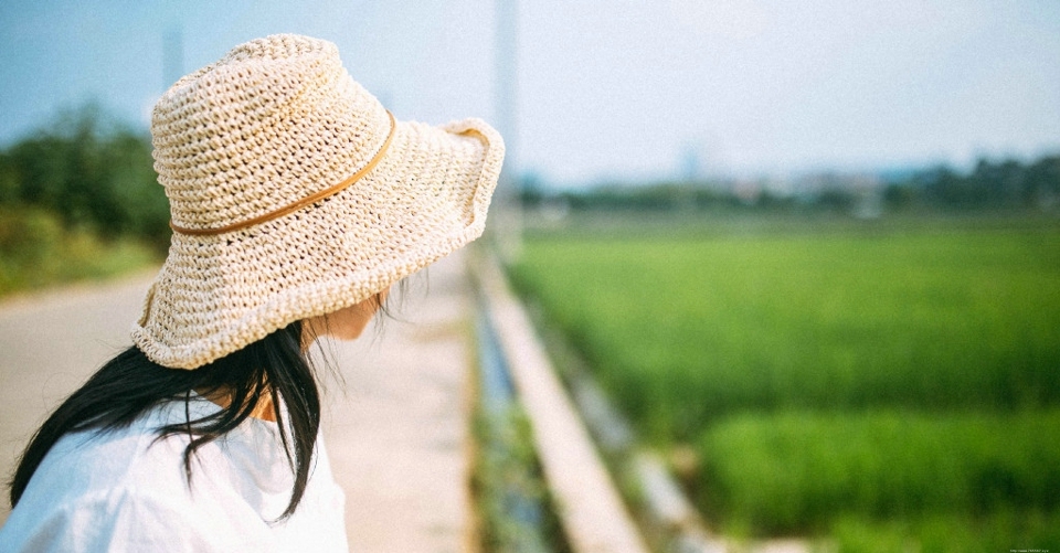 明媚田野中的草帽少女素颜迷人