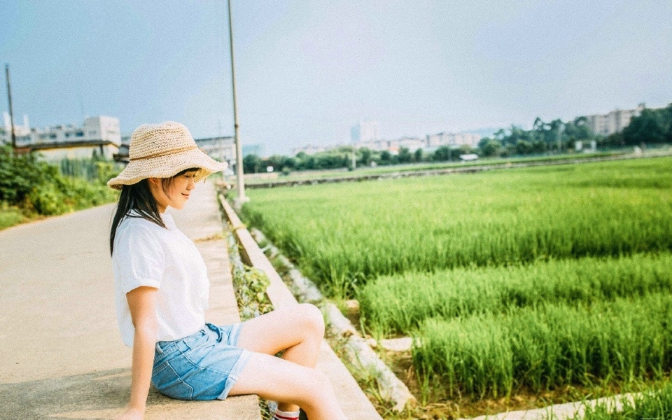 明媚田野中的草帽少女素颜迷人