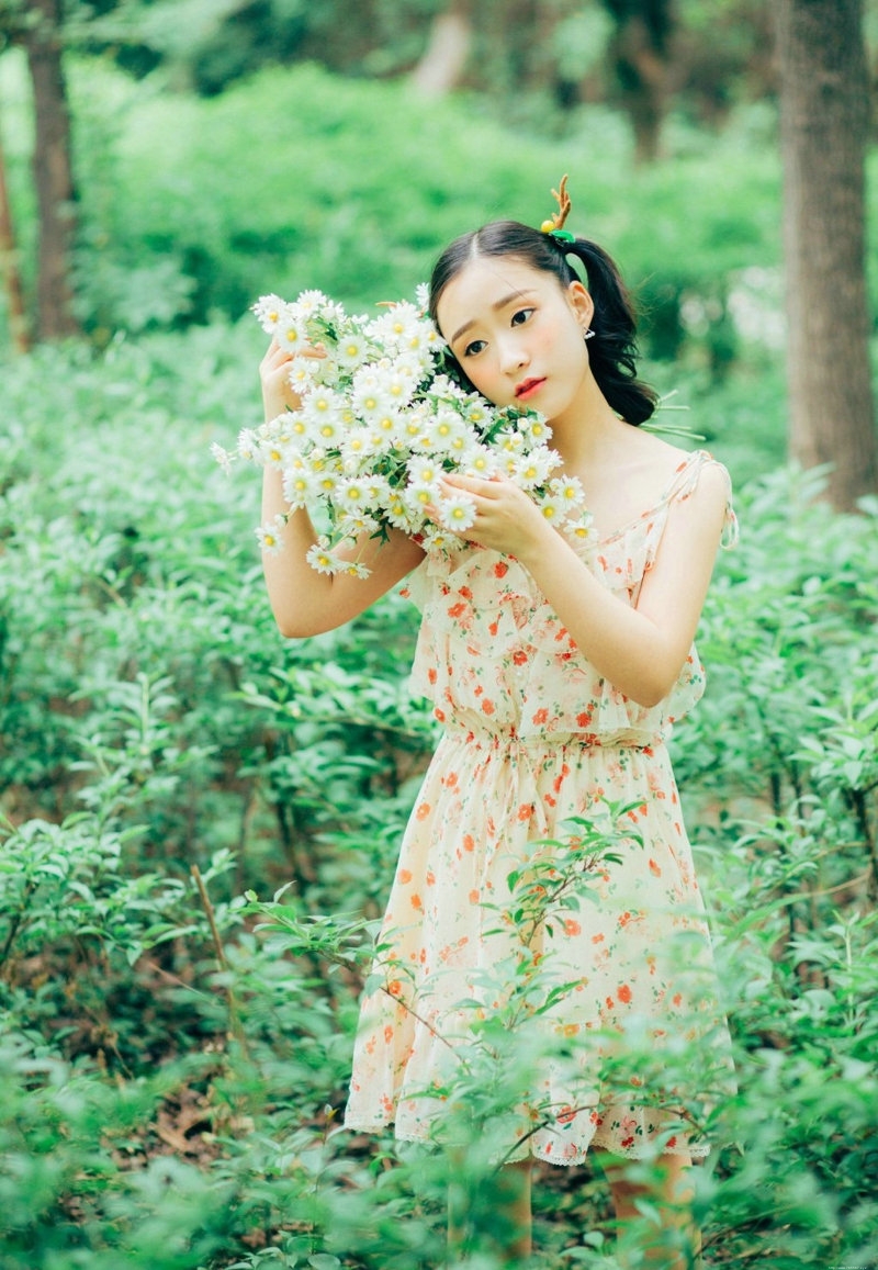 可爱萝莉双马尾公园小树林清新自然写真