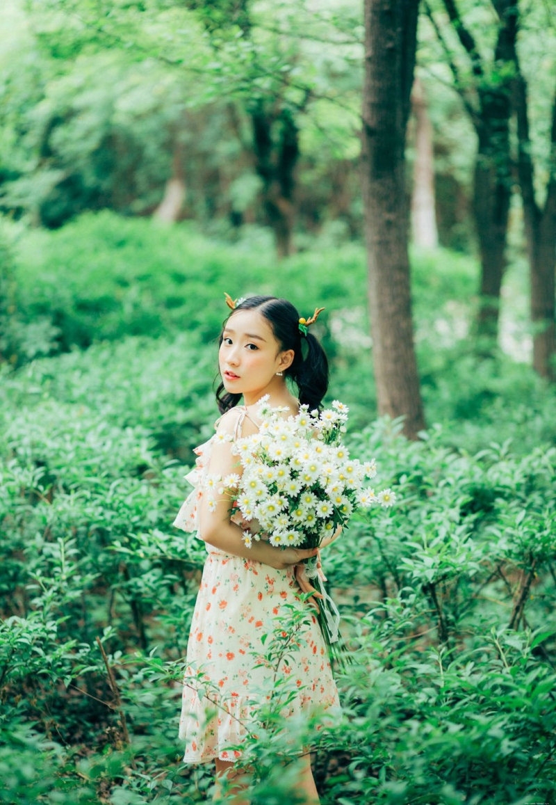 可爱萝莉双马尾公园小树林清新自然写真