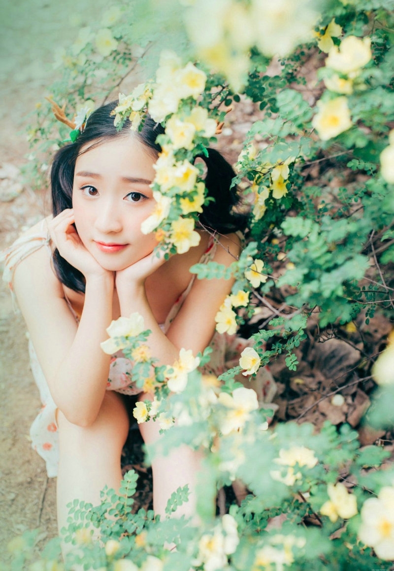 可爱萝莉双马尾公园小树林清新自然写真