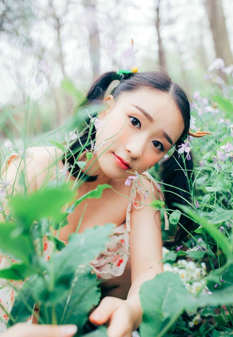 可爱萝莉双马尾公园小树林清新自然写真