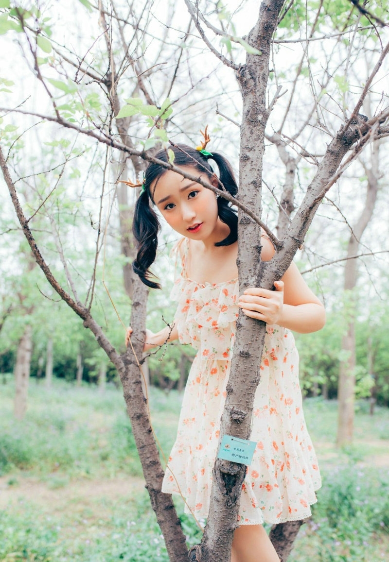 可爱萝莉双马尾公园小树林清新自然写真