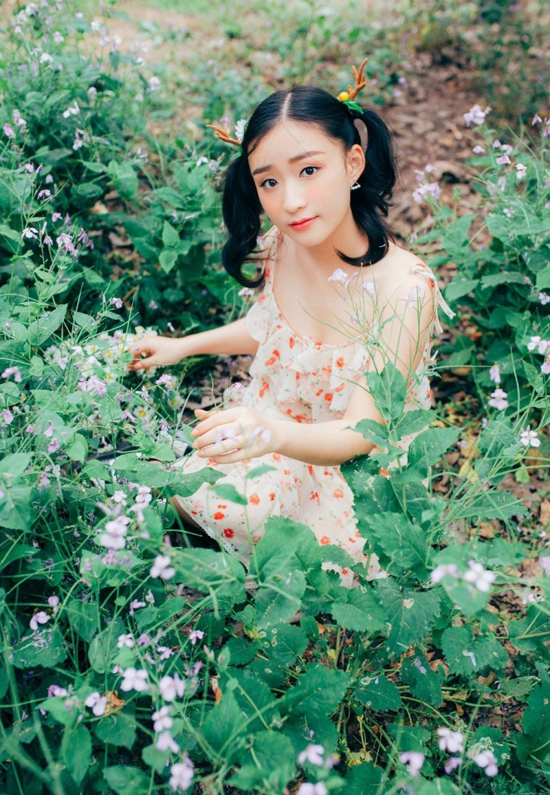 可爱萝莉双马尾公园小树林清新自然写真