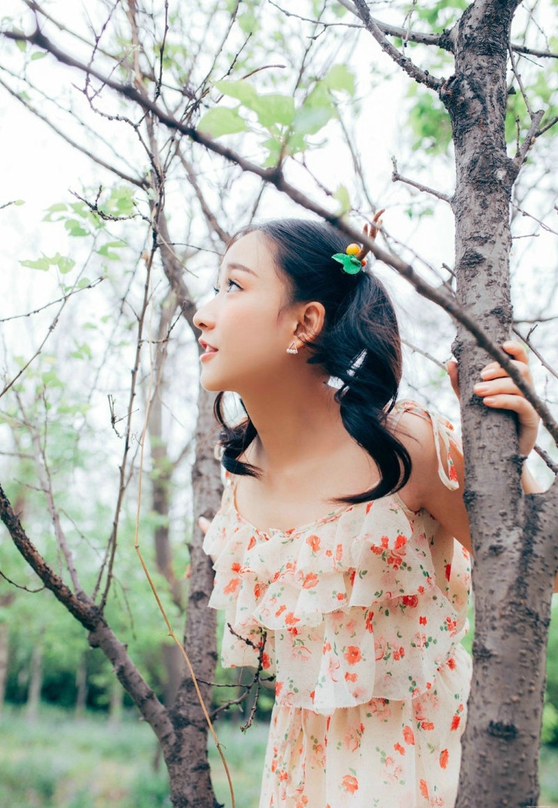 可爱萝莉双马尾公园小树林清新自然写真