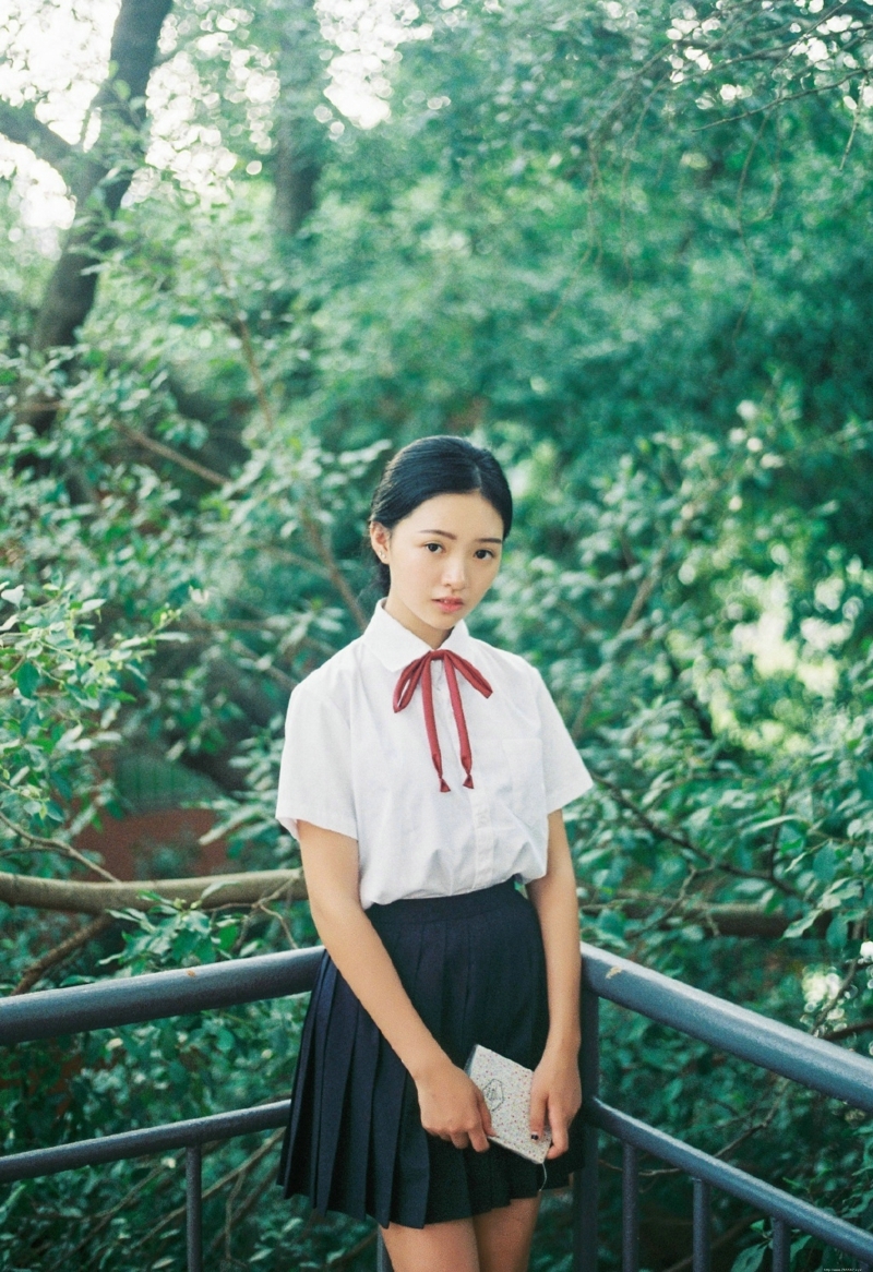 马尾文静校服姑娘清爽宜人写真