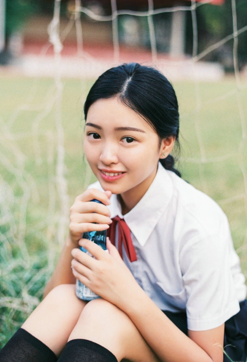 马尾文静校服姑娘清爽宜人写真