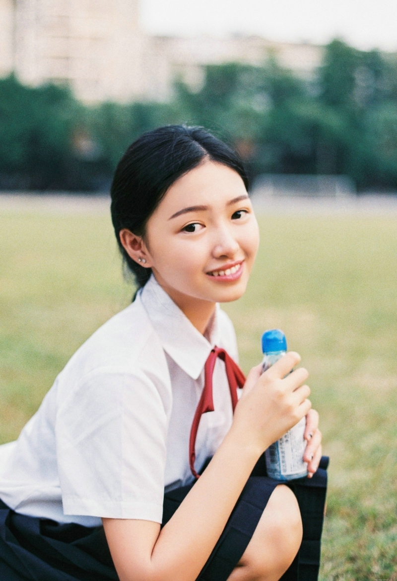 马尾文静校服姑娘清爽宜人写真
