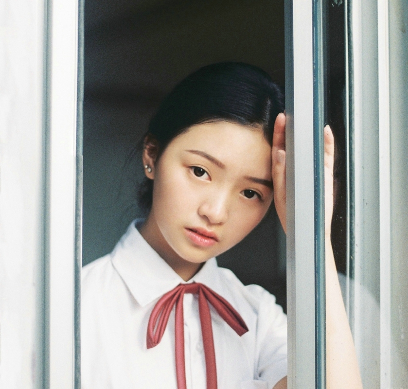 马尾文静校服姑娘清爽宜人写真