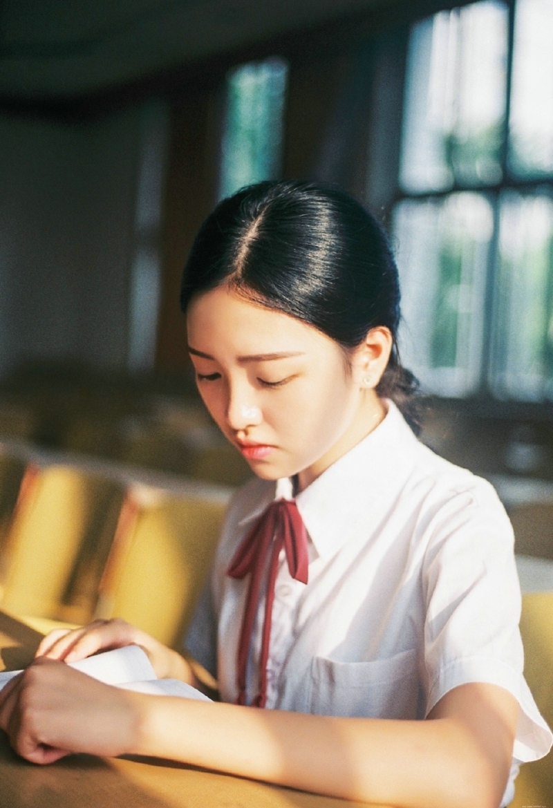 马尾文静校服姑娘清爽宜人写真