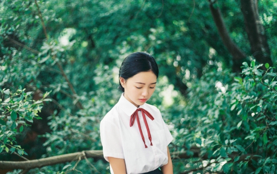 马尾文静校服姑娘清爽宜人写真