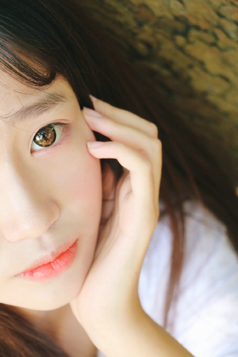 阳光下的齐刘海软萌妹子清新写真