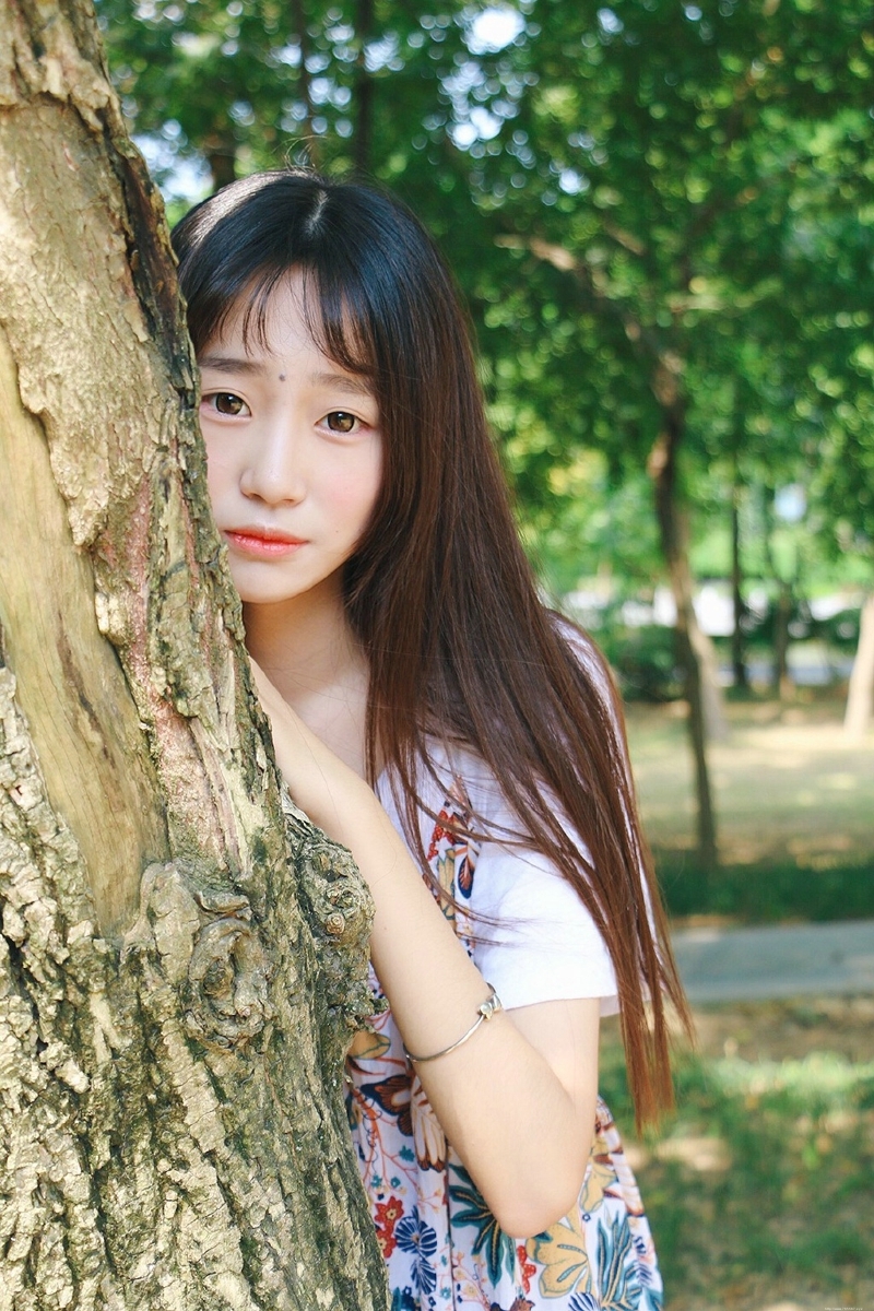 阳光下的齐刘海软萌妹子清新写真