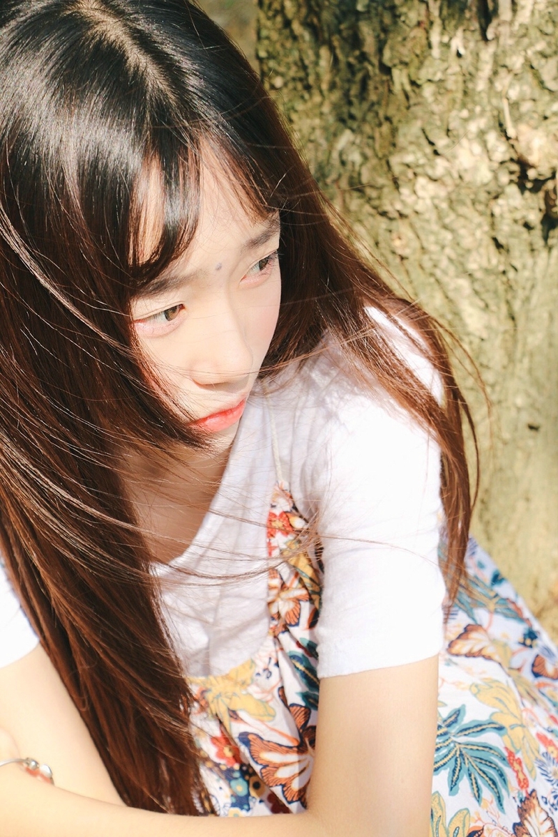 阳光下的齐刘海软萌妹子清新写真