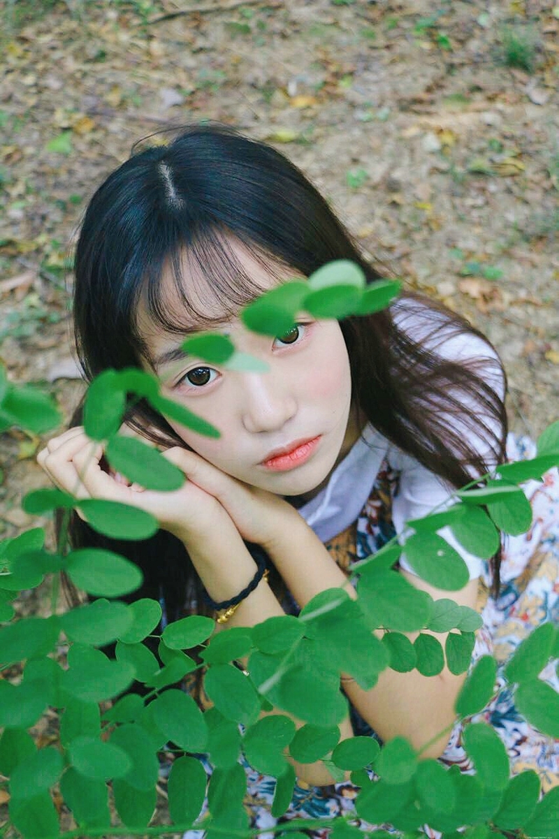 阳光下的齐刘海软萌妹子清新写真