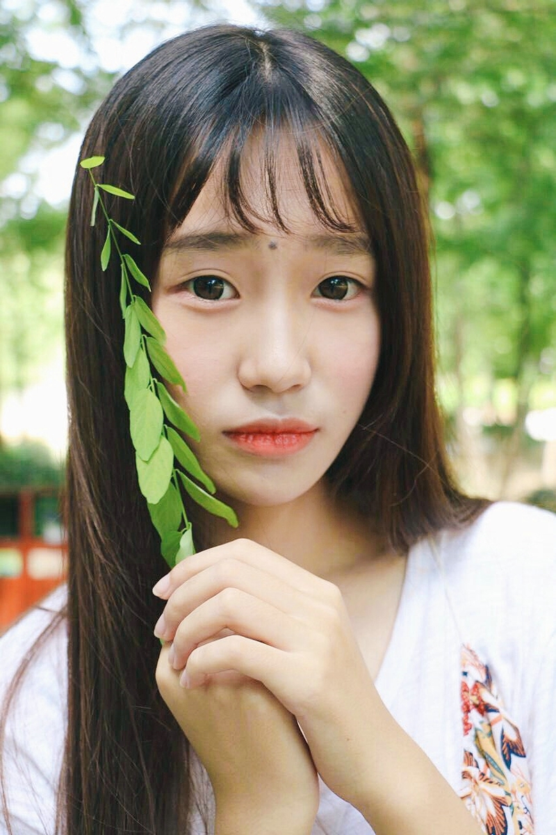 阳光下的齐刘海软萌妹子清新写真