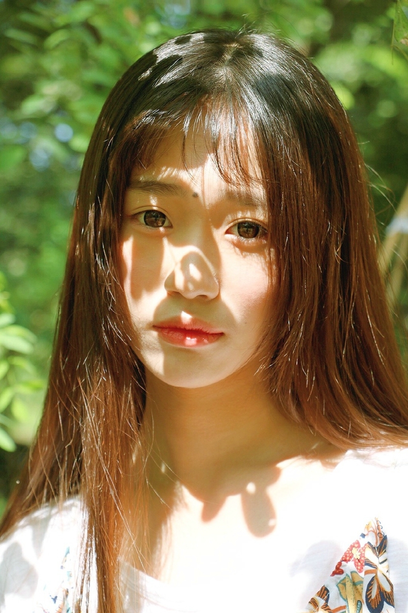 阳光下的齐刘海软萌妹子清新写真