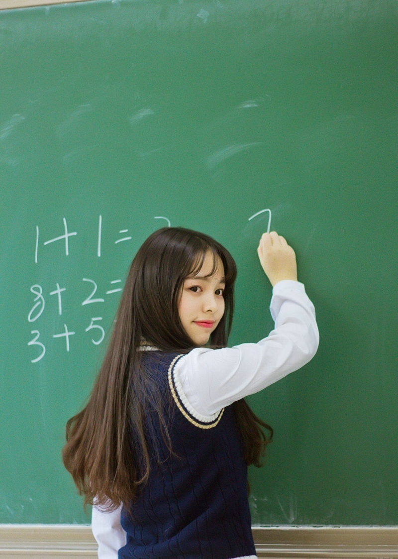 教室内的长发氧气少女漂亮脸蛋