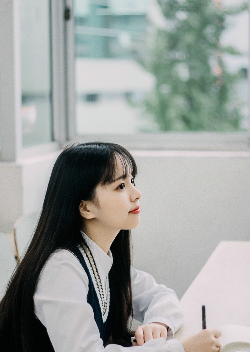 教室内的长发氧气少女漂亮脸蛋