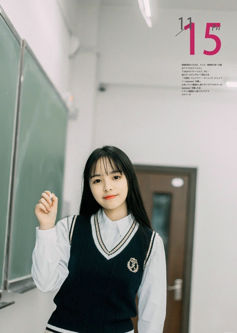 教室内的长发氧气少女漂亮脸蛋