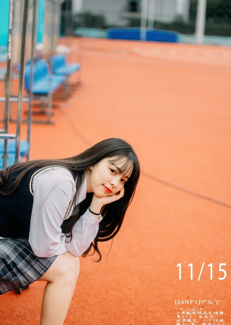 教室内的长发氧气少女漂亮脸蛋