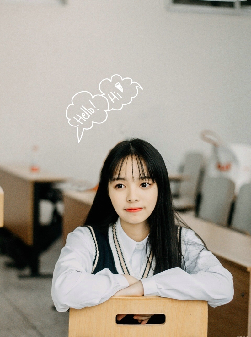 教室内的长发氧气少女漂亮脸蛋