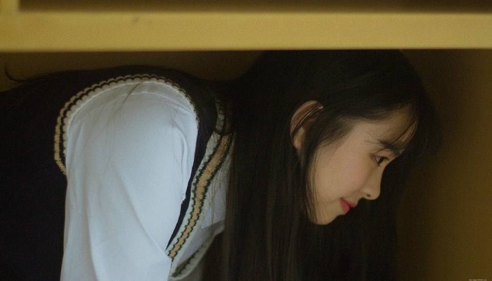 教室内的长发氧气少女漂亮脸蛋