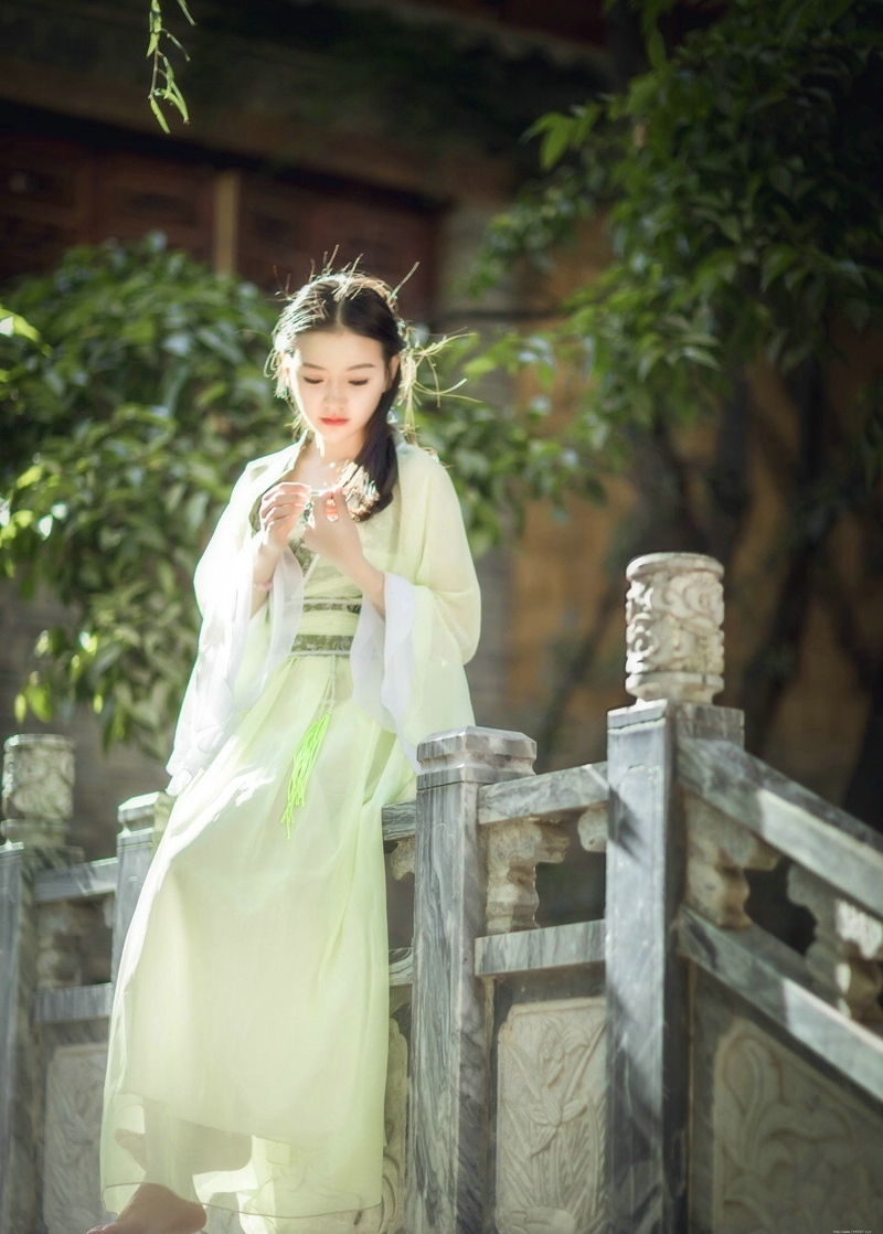 汉服姑娘娇美小巧玲珑动人写真