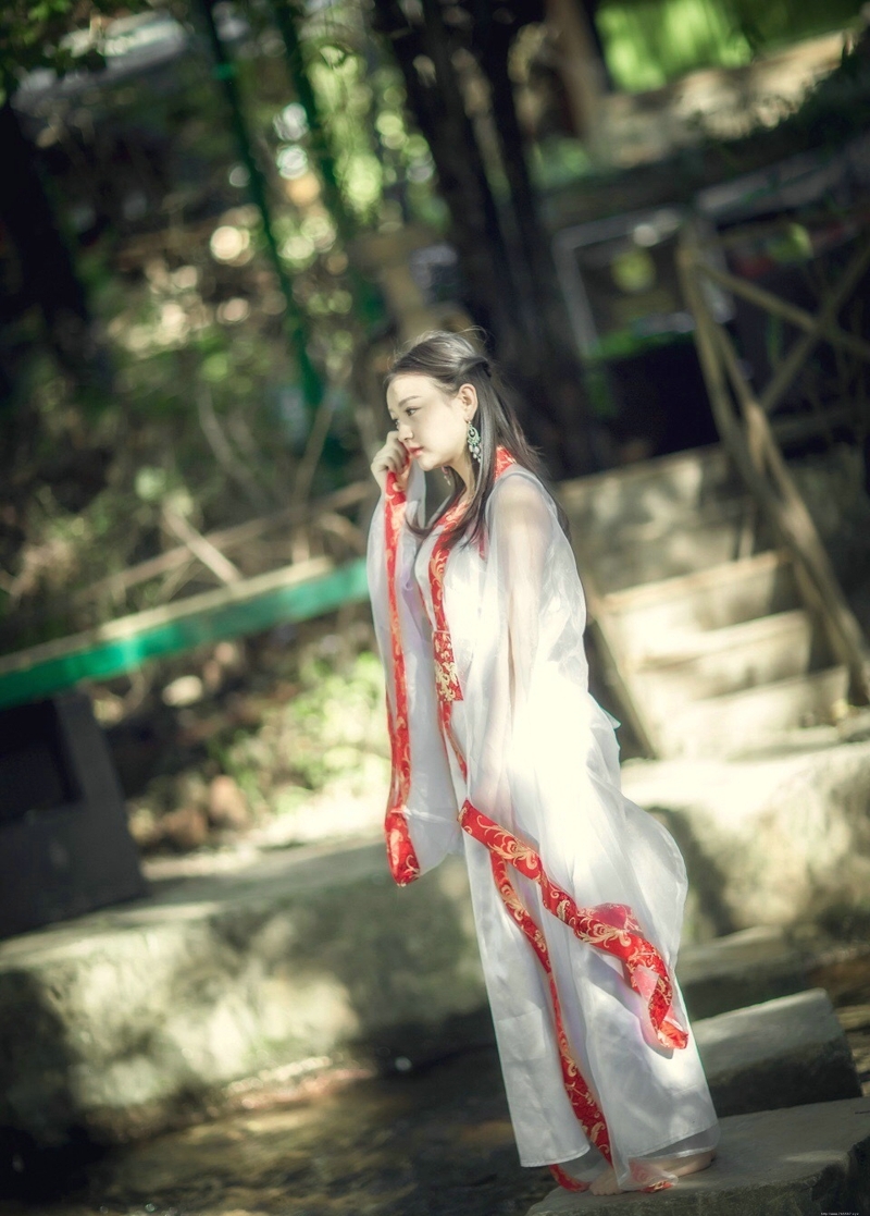 汉服姑娘娇美小巧玲珑动人写真