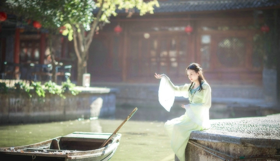 汉服姑娘娇美小巧玲珑动人写真