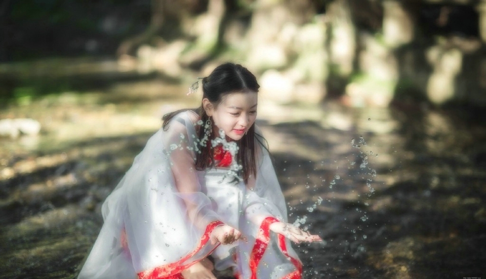 汉服姑娘娇美小巧玲珑动人写真