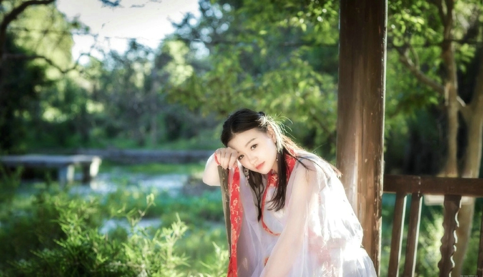 汉服姑娘娇美小巧玲珑动人写真