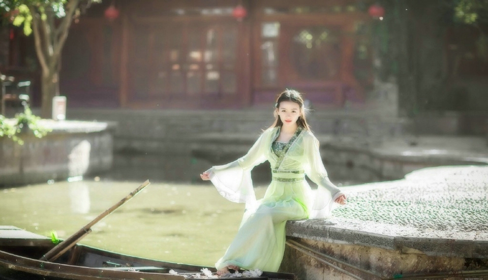汉服姑娘娇美小巧玲珑动人写真