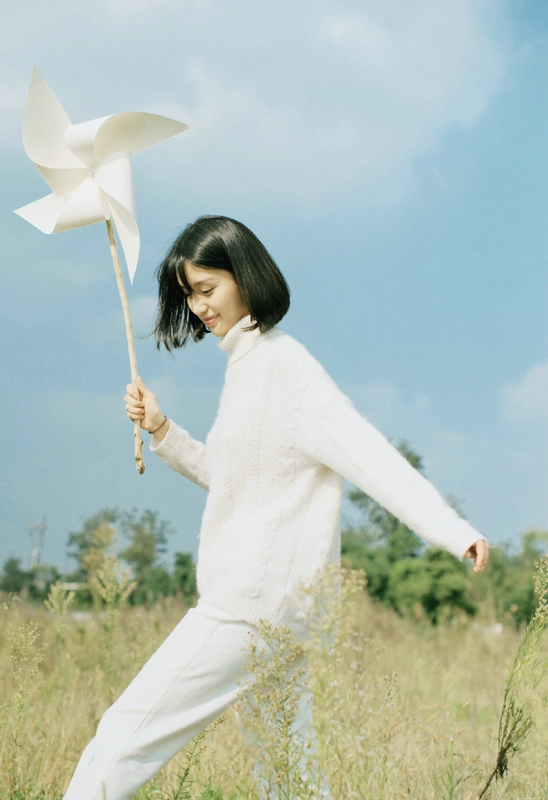 郊外毛衣短发风车少女俏皮玩耍写真