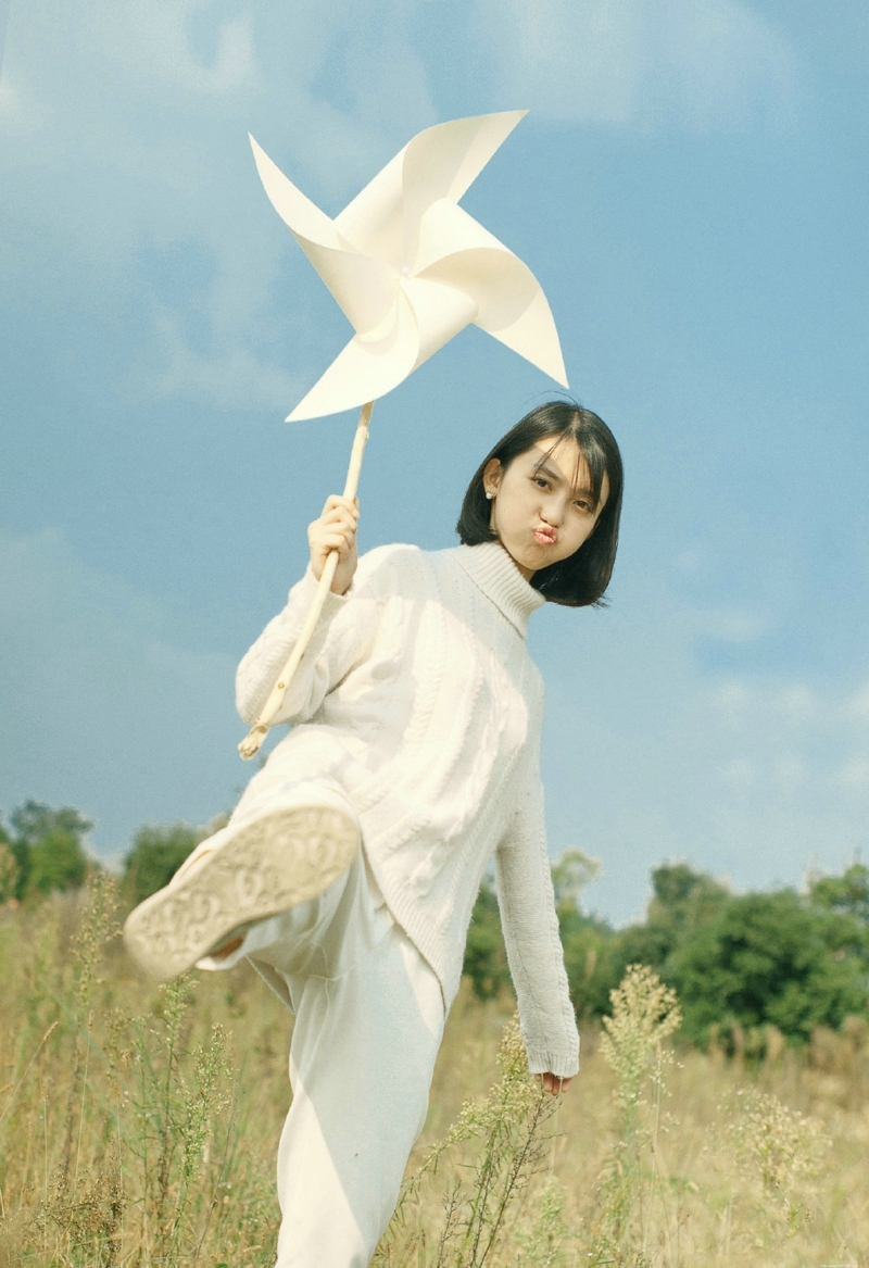 郊外毛衣短发风车少女俏皮玩耍写真