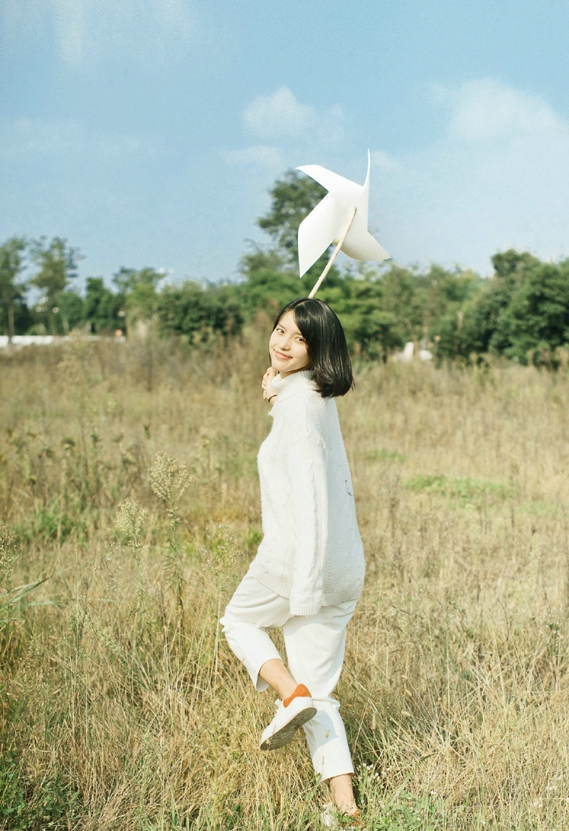 郊外毛衣短发风车少女俏皮玩耍写真