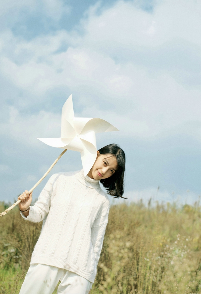 郊外毛衣短发风车少女俏皮玩耍写真