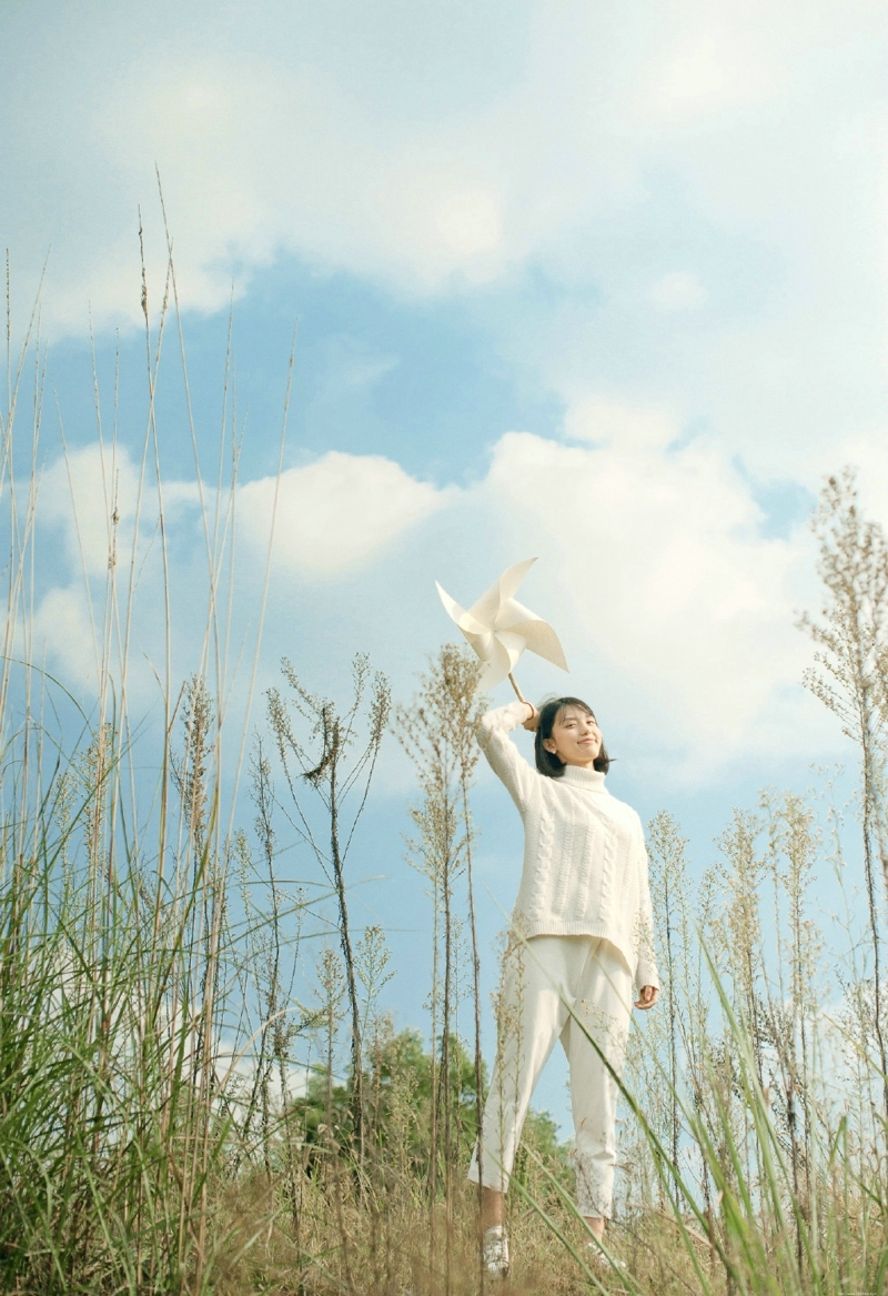 郊外毛衣短发风车少女俏皮玩耍写真