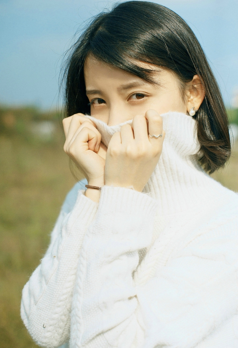 郊外毛衣短发风车少女俏皮玩耍写真