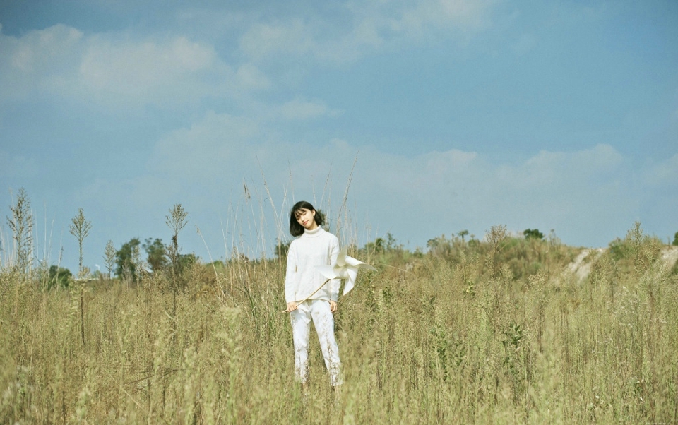 郊外毛衣短发风车少女俏皮玩耍写真