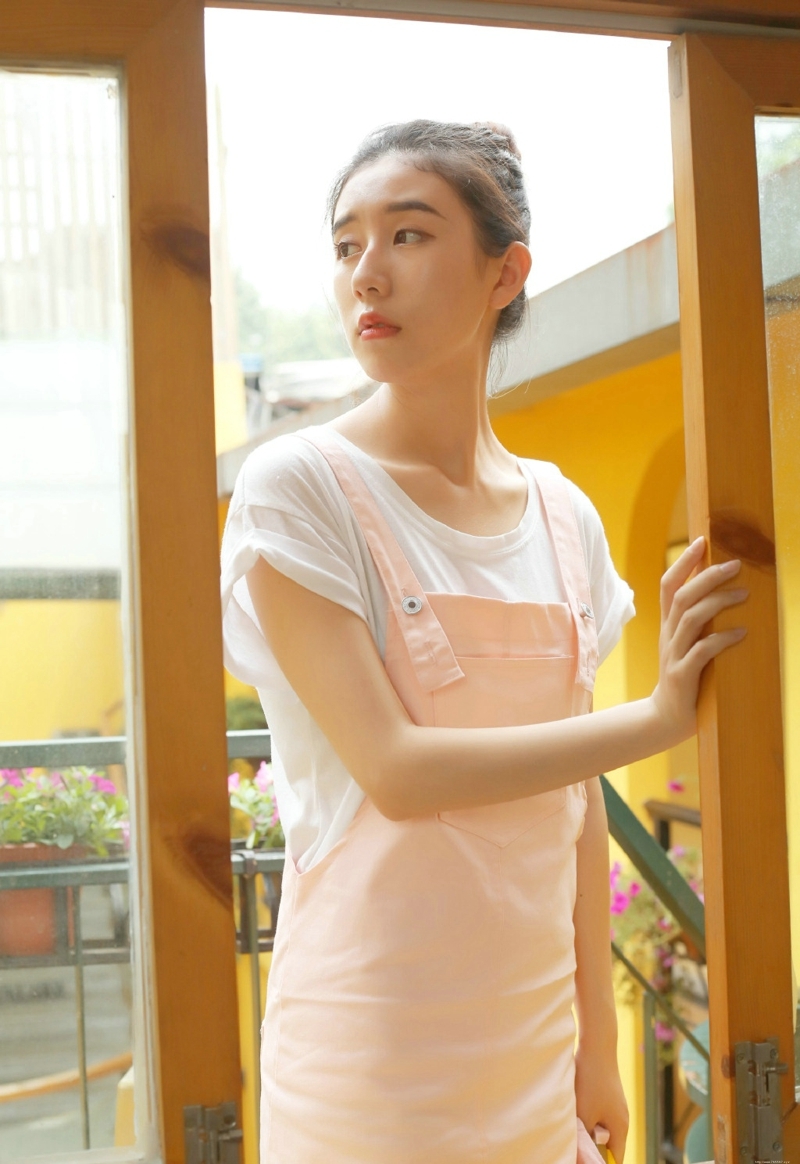 丸子头清纯少女靓丽色彩养眼写真