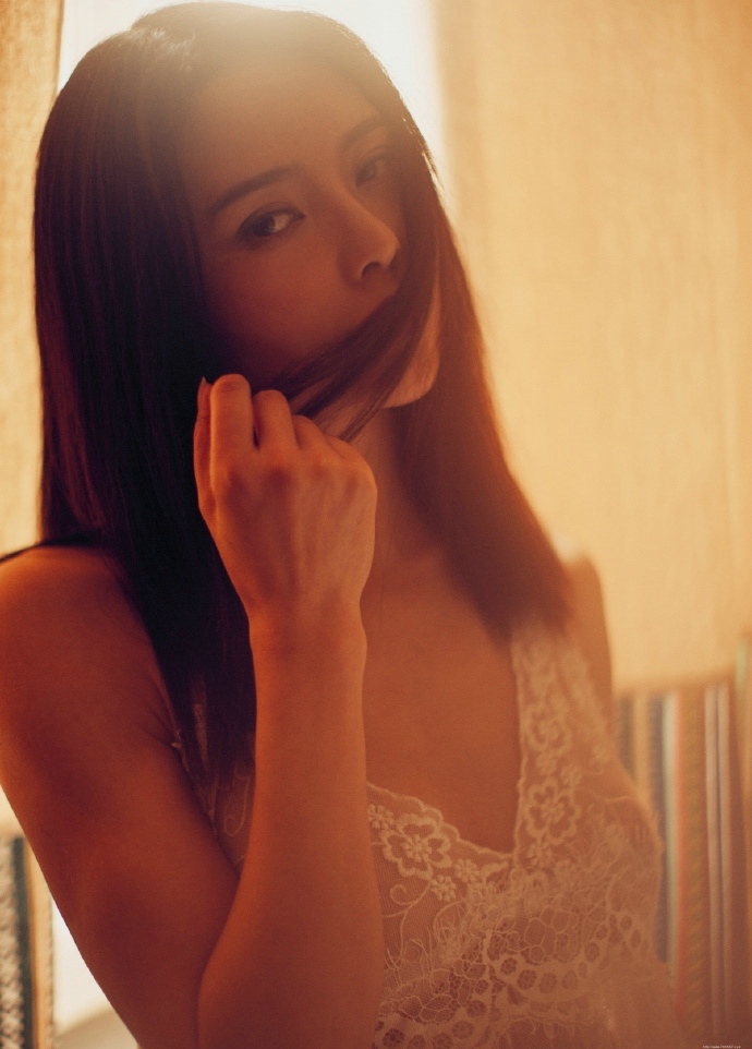 私房慵懒少女阳光照人的迷人身姿