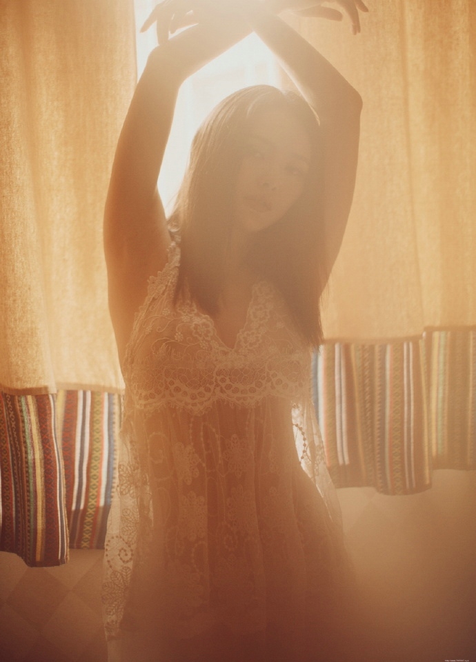 私房慵懒少女阳光照人的迷人身姿