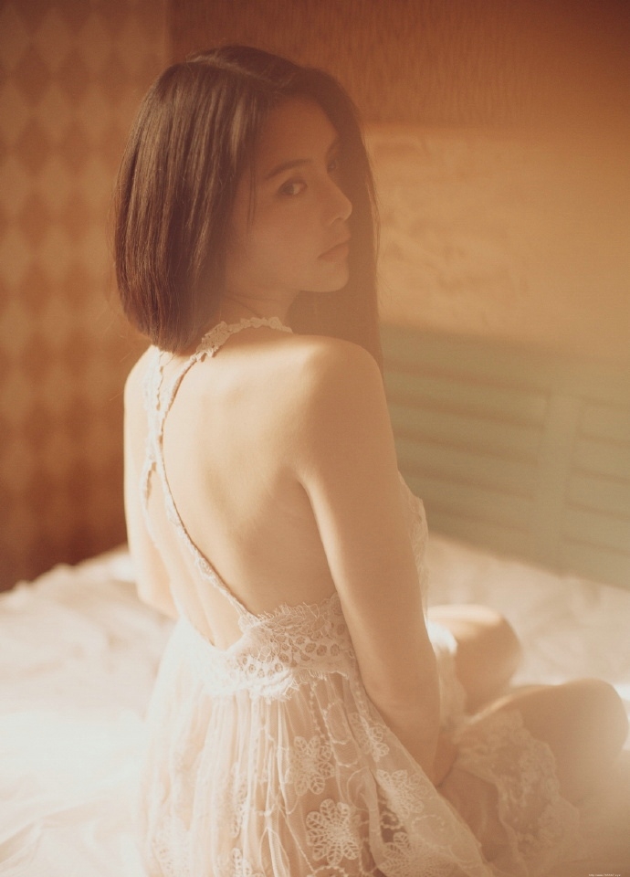 私房慵懒少女阳光照人的迷人身姿